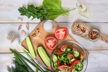Салат из свежих овощей и зелени,Концепция здорового питания. Вид сверху.