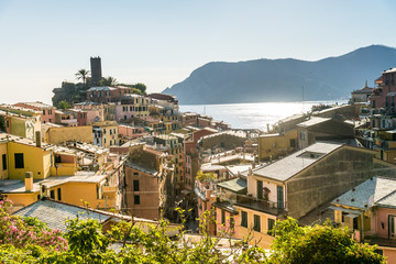 Ausblick über Vernazza und das Mittelmeer, Cinque Terre, Liguria, Italien