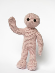 Winkendes Häkelmännchen