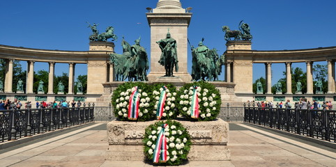 Reiterstatuen und Kränze zu Füßen des Millenniumdenkmals auf dem Heldenplatz