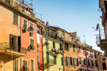 Farbenfrohe Fassaden der Häuser in Vernazza, Cinque Terre, Liguria, Italien