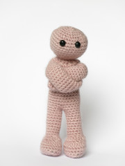 Häkelmännchen mit verschränkten Armen