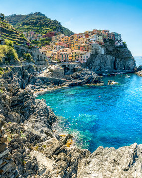 Dorf auf Klippen in Manarola, Cinque Terre, Liguria, Italien