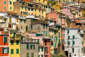 Fototapeta na wymiar Farbenfrohe Häuser von Riomaggiore, Cinque Terre, Liguria, Italien
