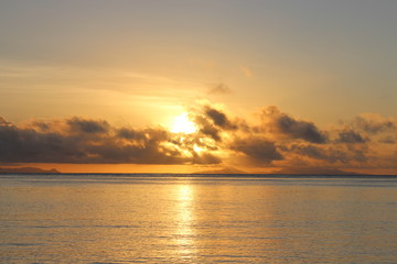 Fototapeta na wymiar Coucher soleil Huahine lagon - Huahine lagoon sunset - french polynesia