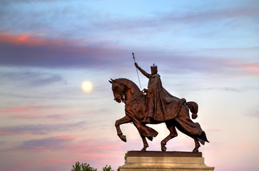 The moon over the Apotheosis of St. Louis statue of King Louis IX of France, namesake of St. Louis, Missouri in Forest Park, St. Louis, Missouri. - obrazy, fototapety, plakaty