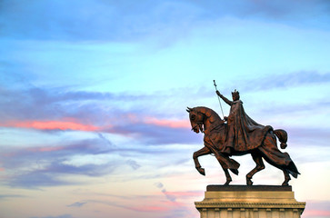 The sunset over the Apotheosis of St. Louis statue of King Louis IX of France, namesake of St. Louis, Missouri in Forest Park, St. Louis, Missouri. - obrazy, fototapety, plakaty
