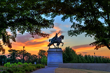 The sunset over the Apotheosis of St. Louis statue of King Louis IX of France, namesake of St. Louis, Missouri in Forest Park, St. Louis, Missouri. - obrazy, fototapety, plakaty
