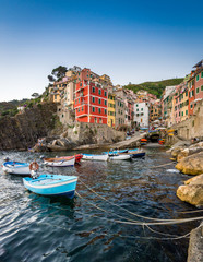 Sonnenuntergang über dem malerischen Hafen von Riomaggiore, Cinque Terre, Liguria, Italien