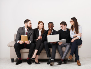 Obraz premium Young business people discuss marketing strategy