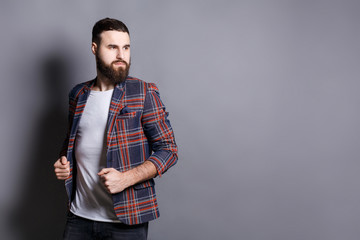 Obraz premium Handsome bearded man looking away, copy space