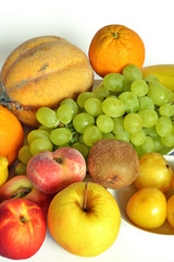 frutta fresca di vario tipo, closeup, uva, banane, melone, ciliege, albicocca