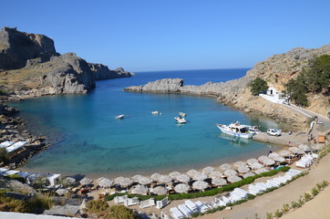 Acropole de Saint Paul's Bay, Lindos, Rhodes, petit village blanc typique, plage am&eacute;nag&eacute;e, eau cristaline et vus &agrave; couper le souffle.
