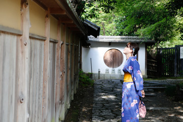 japanese woman kimono walking in kyoto