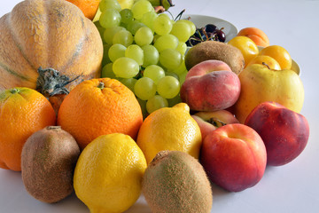 frutta fresca di vario tipo, closeup, uva, banane, melone, ciliege, albicocca