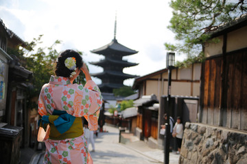 Fototapeta na wymiar beautiful Japanese woman kimono in kyoto