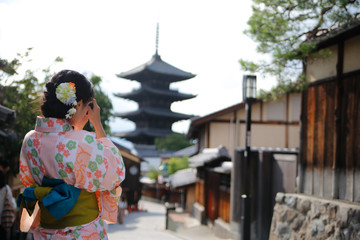 Obraz na płótnie Canvas beautiful Japanese woman kimono in kyoto