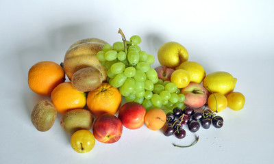 frutta fresca di vario tipo, closeup, uva, banane, melone, ciliege, albicocca