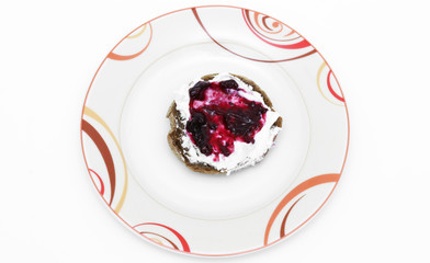 Brötchen mit Quark und Marmelade