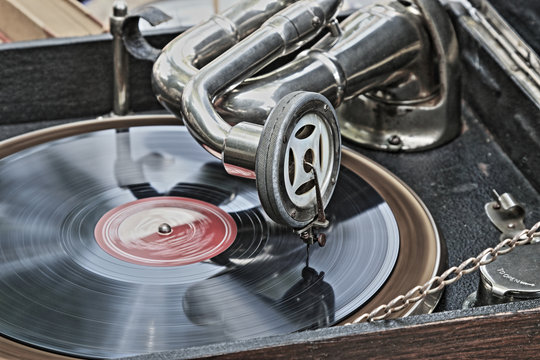 Altes Grammofon spielt auf dem Flohmarkt