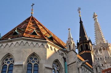 Matthiaskirche auf dem Schlossberg vor strahlend blauem wolkenlosen Himmel
