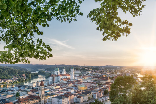 Panoramablick auf Passauer Altstadt mit Dom im Abendlicht