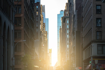 Naklejka premium Sunlight shines down the crowded streets of New York City