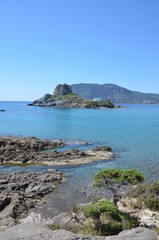 Fototapeta na wymiar Agios Stefanos, Kefalos, Kos, Grèce, plage de sable fin, traversée possible à la nage, île.