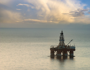 Drilling platform during the coming storm