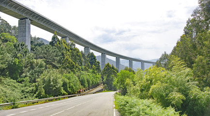Viaducto sobre carretera en Asturias, España