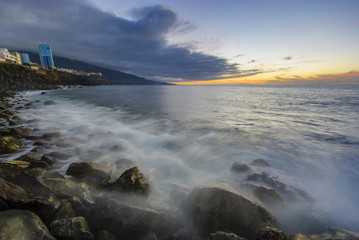 Obraz premium Sunset over the rocky coast of atlantic