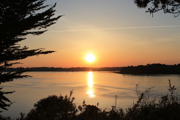 Fototapeta na wymiar coucher de soleil sur l'île aux moines