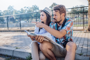 Fototapeta premium Couple tourist traveling and using map/Couple tourist exploring city.