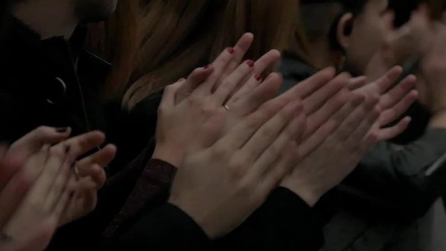 PEOPLE APPRAISING A DESIGNER AT A FASHION SHOW SLOW MOTION