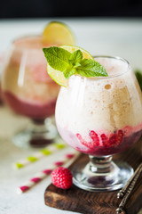  berry smoothie with fresh raspberry