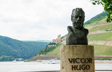 Obraz premium Büste von Viccor Hugo mit Burg Ehrenfels im Hintergrund