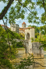 Fototapeta na wymiar Brücke und Turm der französischen Stadt Sauveterre-de-Béarn, Nouvelle Aquitaine, Frankreich