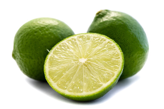 Limette Limetten Lemmon Limone Zitrusfrucht isoliert freigestellt auf weißen Hintergrund, Freisteller


