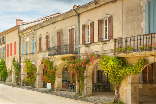 historische Geb&auml;ude im romantischen Labastide-d'Armagnac, Landes, Gascogne, Frankreich