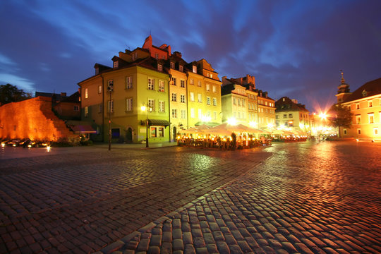 Fototapeta Night view of the old city in Warsaw with the Royal Palace and the blue sky