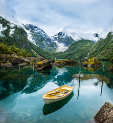 Obrazy na Szkle  Łódź rybacka na górskim jeziorze Norwegia