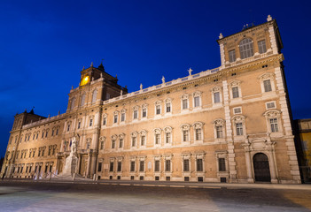 Fototapeta na wymiar Palazzo Ducale Modena Emilia Romagna Italien bei nacht