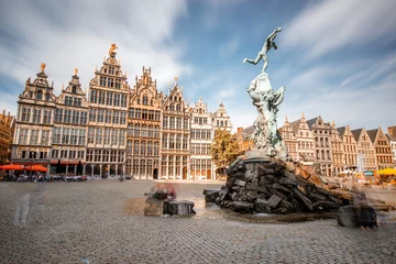 Foto auf Acrylglas Antwerpen Weitwinkelansicht auf dem Grote Markt-Platz mit Brabo-Brunnen in der Stadt Atwerpen, Belgien. Langzeitbelichtungsbildtechnik mit bewegungsunscharfen Menschen und Wolken