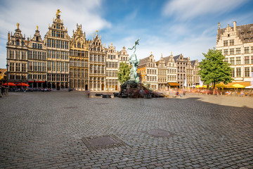 Vue grand angle sur la place Grote Markt avec fontaine Brabo dans la ville d& 39 Atwerpen, Belgique. Technique d& 39 image à longue exposition avec des personnes et des nuages flous