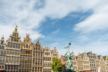 Blick auf die schönen Gebäude mit Brunnenskulptur im Zentrum der Stadt Antwerpen in Belgien