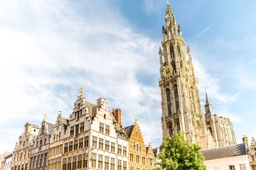 Fotobehang Uitzicht op de prachtige gebouwen met de kerktoren in het centrum van Antwerpen stad in België © rh2010