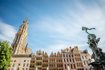 Vue sur les beaux bâtiments avec sculpture-fontaine et clocher de l& 39 église au centre de la ville d& 39 Anvers en Belgique