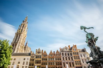Fotobehang Uitzicht op de prachtige gebouwen met fonteinbeeldhouwwerk en kerktoren in het centrum van de stad Antwerpen in België © rh2010