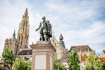 Foto op Plexiglas Antwerpen Zicht op het standbeeld en de kerk van Rubens in de stad Antwerpen, België