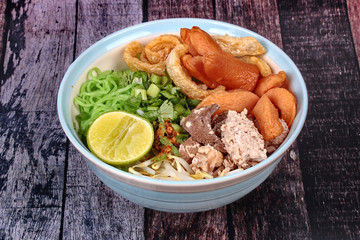 Green noodle with tom yam topped minced pork,chicken liver and vegetable.